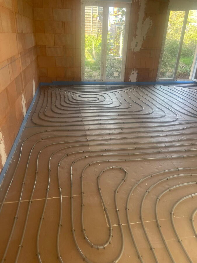 Plancher chauffant en cours d'installation